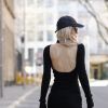 Detalhe das costas do vestido preto valoriza o look e é perfeito para dias mais  amenos