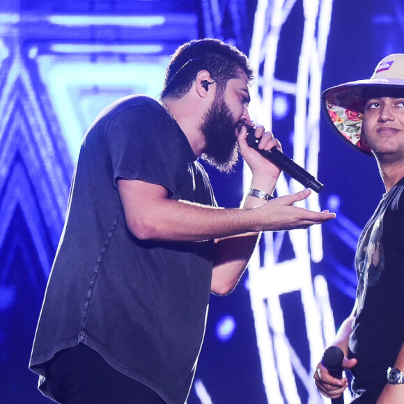 Henrique e Juliano fazem live na fazenda da família