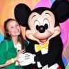 Fã do Mickey, Larissa Manoela também demonstrou ser antenada nos temas de abertura das séries da Disney