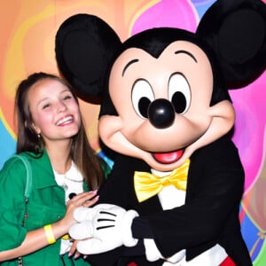 Fã do Mickey, Larissa Manoela também demonstrou ser antenada nos temas de abertura das séries da Disney
