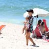 Guilhermina Guinle brinca com a filha, Minna, na praia de Ipanema, na Zona Sul do Rio de Janeiro
 
