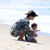Guilhermina Guinle brinca com a filha, Minna, na praia de Ipanema, na Zona Sul do Rio de Janeiro
 