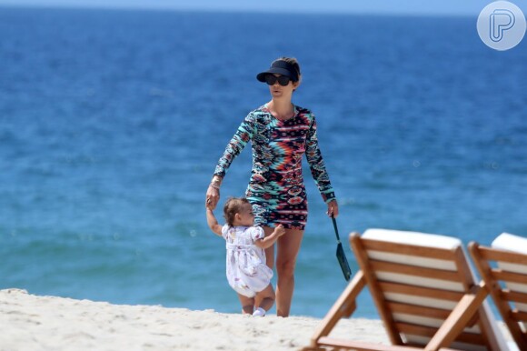 Guilhermina Guinle ajuda a filha, Minna, dar os primeiros passos na praia de Ipanema, na Zona Sul do Rio de Janeiro