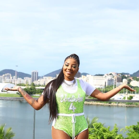 Ludmilla ganhou elogios por não parar de cantar mesmo após cair na piscina