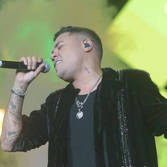 Assessoria de Felipe Araújo explicou razão de live ter sido deletada do Youtube: 'Cantou três músicas que não estavam no roteiro'