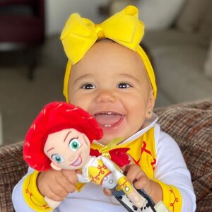 Ticiane Pinheiro mostrou filha mais nova fantasiada da personagem Jessie, do desenho Toy Story