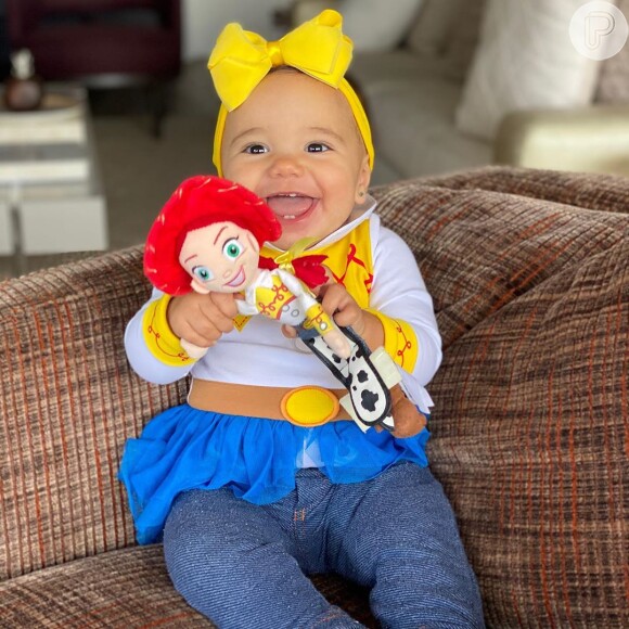 Ticiane Pinheiro mostrou filha mais nova fantasiada da personagem Jessie, do desenho Toy Story