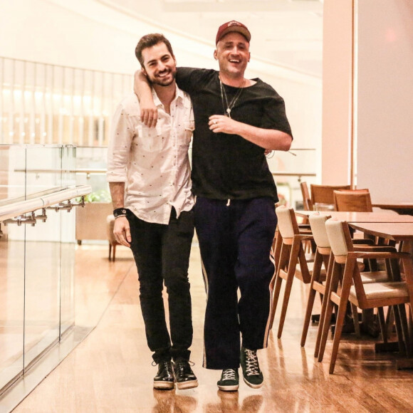 Paulo Gustavo e marido fizeram rara aparição com filhos