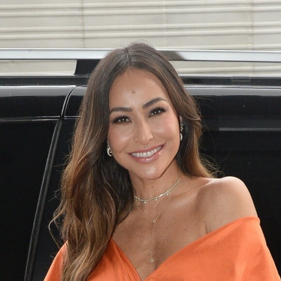 Sabrina Sato conversa com famosos em banheiro para canal no YouTube