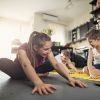 Praticar exercícios em casa como ioga e alongamento vão te ajudar a encontrar o equilíbrio interior que deseja e na companhia dos filhos esse momento pode ser ainda mais prazeroso