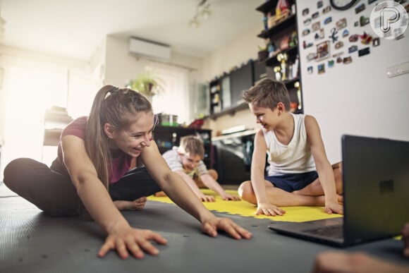 Praticar exercícios em casa como ioga e alongamento vão te ajudar a encontrar o equilíbrio interior que deseja e na companhia dos filhos esse momento pode ser ainda mais prazeroso