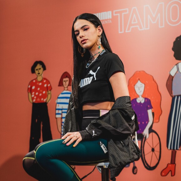 Bruna Marquezine usa top azul em treino