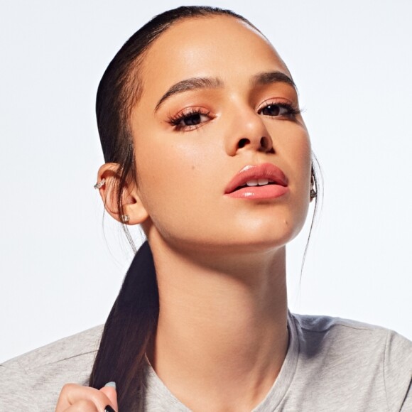 Bruna Marquezine faz treino de glúteos com short e top