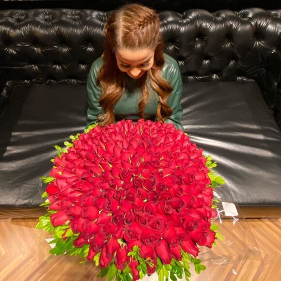 Fernando Zor impressiona Maiara com buquê de flores grande