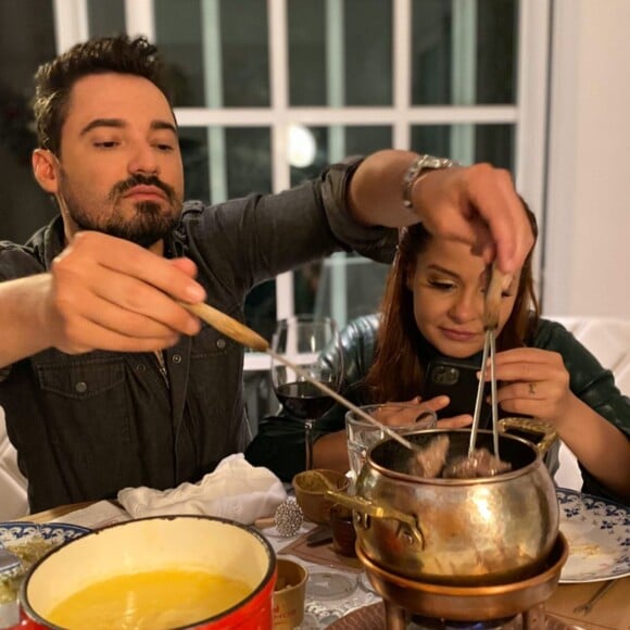 Fernando Zor e Maiara comem fondue em aniversário de namoro