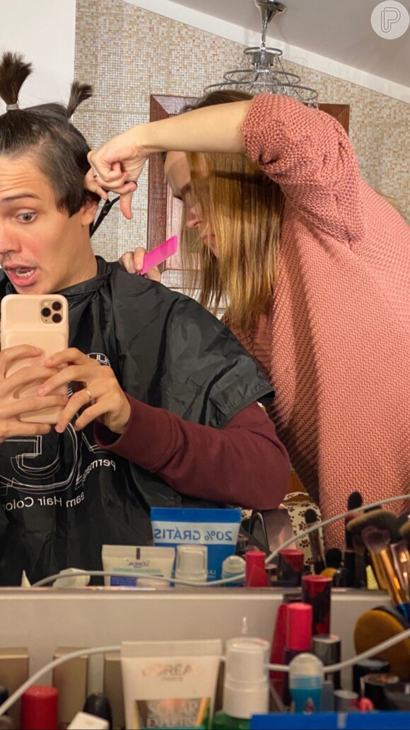 A atriz Larissa Manoela foi fotografada pelo namorado, Léo Cidade, enquanto cortava o cabelo dele