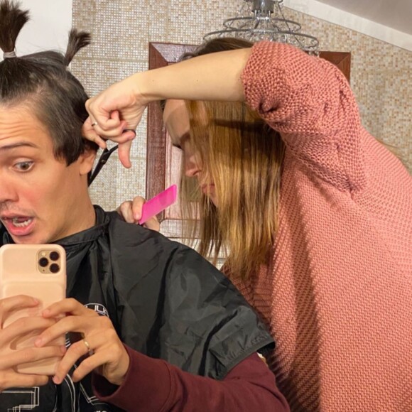 A atriz Larissa Manoela foi fotografada pelo namorado, Léo Cidade, enquanto cortava o cabelo dele