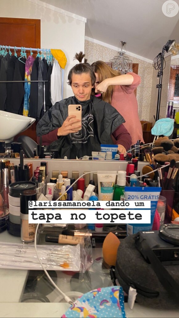 Namorado de Larissa Manoela tem cabelo cortado pela atriz: 'Tapa no topete'