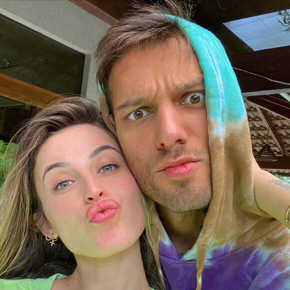 Lorena Carvalho escolheu blazer oversized para live de Lucas Lucco