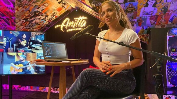Anitta usa look comportado em live e define roupa: 'Vou conhecer a mãe do boy'