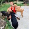 Paolla Oliveira apareceu de franja em fotos com seus cachorros