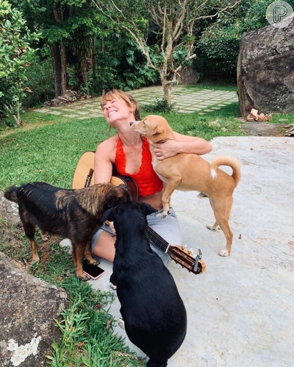 Paolla Oliveira apareceu de franja em fotos com seus cachorros