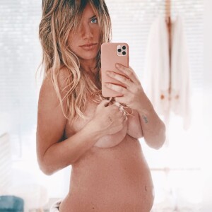 Giovanna Ewbank exibiu a barriga de 7 meses de gravidez em foto sem sutiã