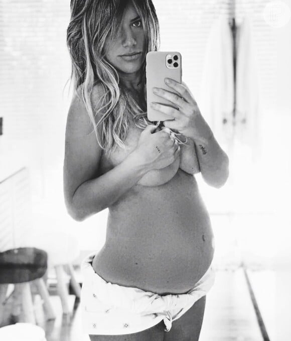 Giovanna Ewbank postou foto sem sutiã em preto e branco exibindo as novas curvas trazidas pela gravidez