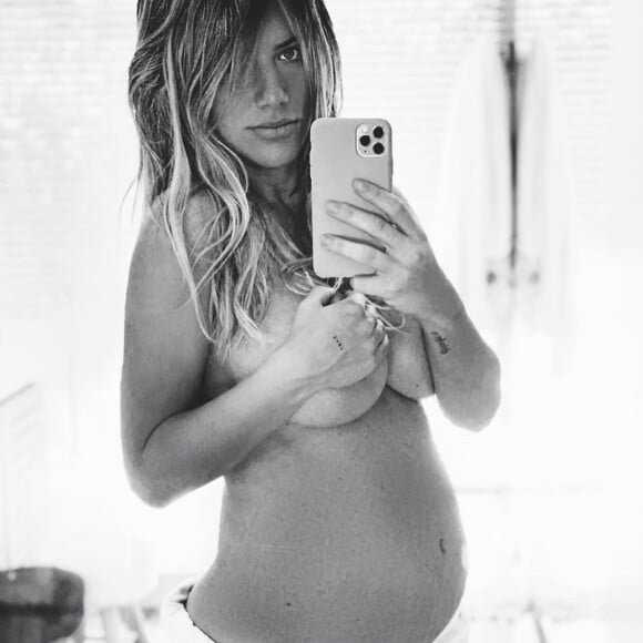 Giovanna Ewbank postou foto sem sutiã em preto e branco exibindo as novas curvas trazidas pela gravidez