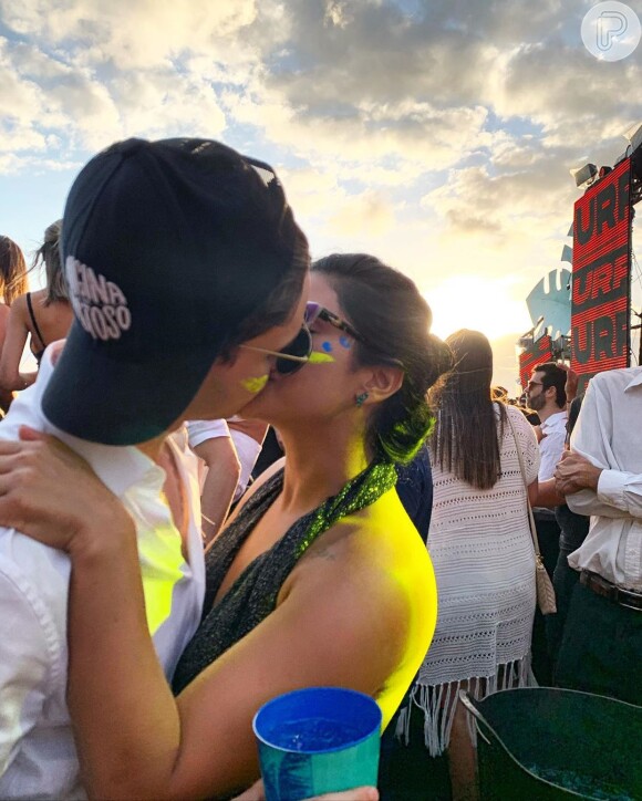 Mileide Mihaile se declarou para o namorado, Neto Santos, com foto de beijo