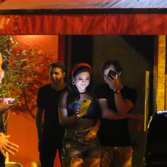 Mileide Mihaile e namorado, Neto Santos, foram fotografados em restaurante no Rio de Janeiro