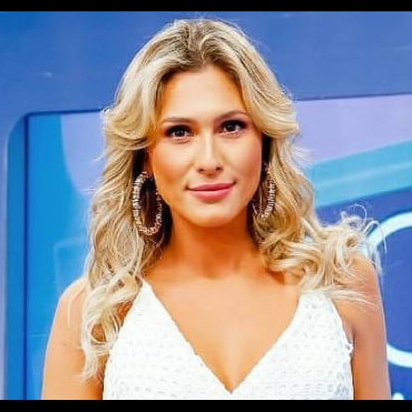 Lívia Andrade foi afastada do programa 'Triturando' por ordem de Silvio Santos, diz o colunista de TV Daniel Castro