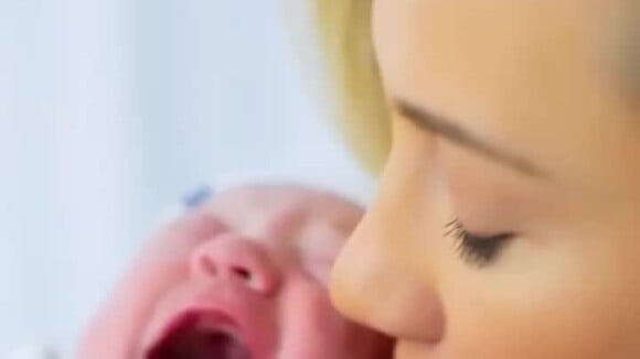 Ana Paula Siebert compartilhou vídeos da filha, Vicky, nascida em 17 de maio de 2020