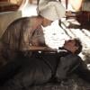 Helô (Giovanna Antonelli) dá um golpe que derruba Stenio (Alexandre Nero) no chão, em 'Salve Jorge'; o advogado fica encantado com a habilidade da ex