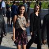 Selena Gomez aderiu a uma minissaia da Louis Vuitton para acompanhar o desfile da grife na Semana de Moda de Paris