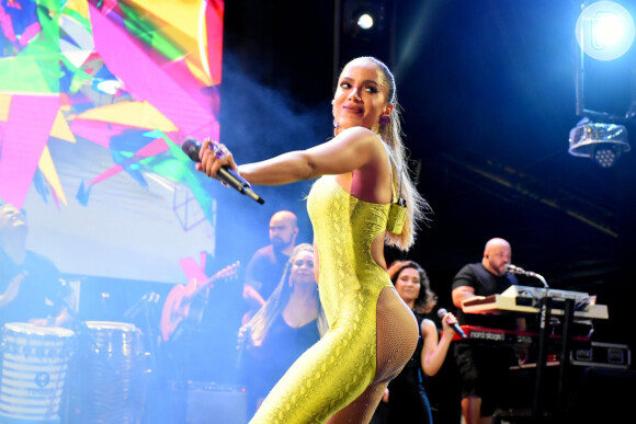 Anitta dá conselhos amorosos em programa na TV: 'faixa erótica'