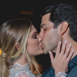 Bárbara Evans e Gustavo Theodoro trocaram declarações ao mostrarem fotos do casamento