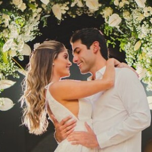 Bárbara Evans e Gustavo Theodoro dividiram com fãs fotos do casamento