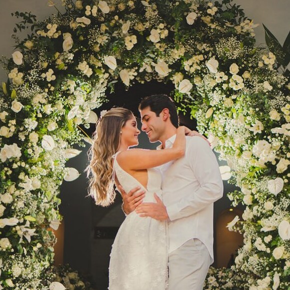 Bárbara Evans e Gustavo Theodoro dividiram com fãs fotos do casamento