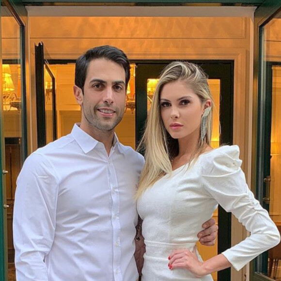 Bárbara Evans e Gustavo Theodoro estão juntos há dois anos e ficaram noivos em Paris em 2019