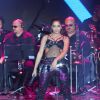 Anitta usa look ousado para se apresentar no Prêmio Multishow