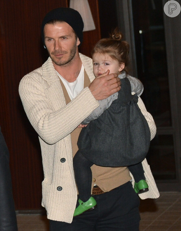 Harper Beckham é carregada pelo papai, David Beckham