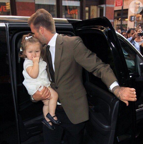 David Beckham entra no carro com sua filha, Harper Beckham