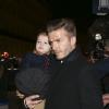David Beckham carrega a filha Harper, que exibe mais um modelo de sapatos