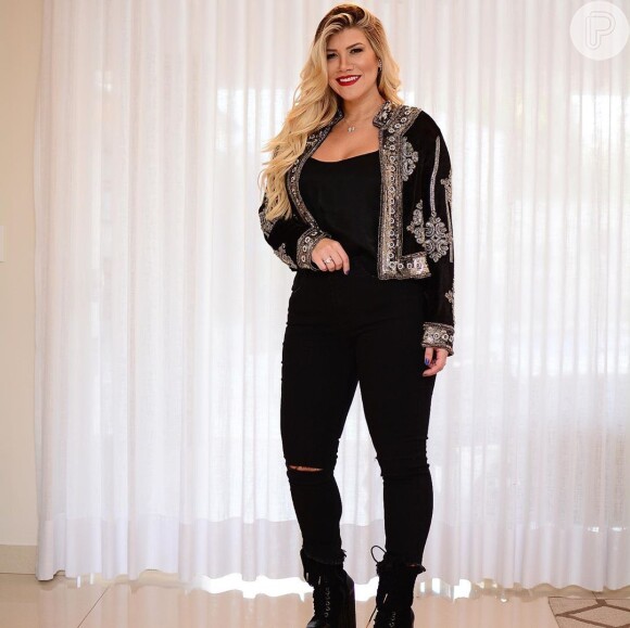 Mulher de Cristiano, Paula Vaccari usou jaqueta bordada, calça jeans skinny, blusa de cetim e bota