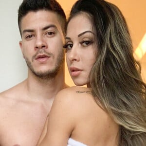 Mayra Cardi presenteia o ex-marido Arthur Aguiar com cesta de café da manhã