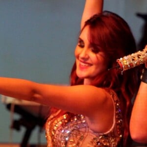 Ex-RBD Dulce Maria celebra gravidez do 1º filho e ganha elogio de famosos