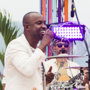 Thiaguinho lamentou diagnóstico de inflamação nas cordas vocais: 'Coisas que fogem do nosso controle, não é?'