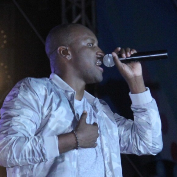 Thiaguinho recebeu mensagem da ex-mulher, Fernanda Souza, em sua primeira live