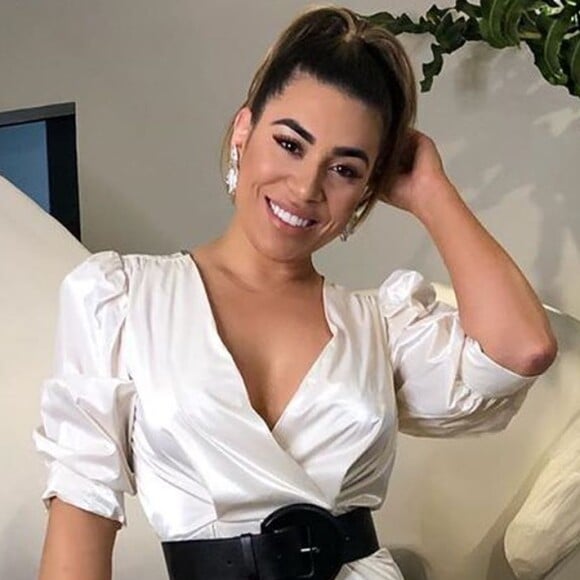 Naiara Azevedo usou um look que deixou seu corpo magro em evidência